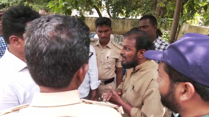 ಗೃಹಲಕ್ಷ್ಮಿ ಹಣ ಬರಬೇಕು ಅಂದ್ರೆ ಕಾರ್ಯಕ್ರಮಕ್ಕೆ ಮನೆ ಯಜಮಾನ ಬರಲೇಬೇಕಂತೆ! ಸಿಡಿದೆದ್ದ ಗಂಡಸರು ಗೃಹಲಕ್ಷ್ಮಿ ಹಣ ಬರಬೇಕು ಅಂದ್ರೆ ಕಾರ್ಯಕ್ರಮಕ್ಕೆ ಮನೆ ಯಜಮಾನ ಬರಲೇಬೇಕಂತೆ! ಸಿಡಿದೆದ್ದ ಗಂಡಸರು