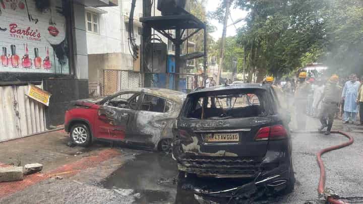 ಬೆಂಗಳೂರು: ಟ್ರಾನ್ಸ್ಫಾರ್ಮರ್ನಲ್ಲಿ ಹತ್ತಿಕೊಂಡ ಬೆಂಕಿ ತಗುಲಿ ಸುಟ್ಟು ಕರಕಲಾದ ಐಷಾರಾಮಿ ಕಾರುಗಳು ಬೆಂಗಳೂರು: ಟ್ರಾನ್ಸ್ಫಾರ್ಮರ್ನಲ್ಲಿ ಹತ್ತಿಕೊಂಡ ಬೆಂಕಿ ತಗುಲಿ ಸುಟ್ಟು ಕರಕಲಾದ ಐಷಾರಾಮಿ ಕಾರುಗಳು