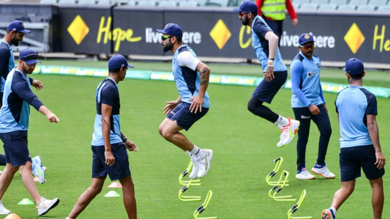 ಏಷ್ಯಾಕಪ್ಗಾಗಿ ಬೆಂಗಳೂರಿನ ಎನ್ಸಿಎನಲ್ಲಿ ಟೀಂ ಇಂಡಿಯಾ ಆಟಗಾರರು ತಯಾರಿ ಆರಂಭಿಸಿದ್ದಾರೆ. ಈ ನಡುವೆ ಬಹಳ ದಿನಗಳಿಂದ ತಂಡದಿಂದ ಹೊರಗುಳಿದಿದ್ದ ಆಟಗಾರರನ್ನು ಬಿಸಿಸಿಐ ಯೋ- ಯೋ ಟೆಸ್ಟ್ಗೆ ಒಳಪಡಿಸುತ್ತಿದೆ. ಹೀಗಾಗಿ ನಿನ್ನೆ ಅಂದರೆ ಆ.24 ರಂದು ಟೀಂ ಇಂಡಿಯಾ ನಾಯಕ ವಿರಾಟ್ ಕೊಹ್ಲಿ ಕೂಡ ಈ ಪರೀಕ್ಷೆಗೆ ಒಳಗಾಗಿದ್ದರು.