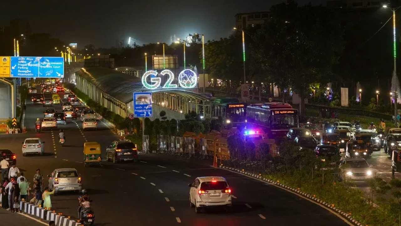 G-20 ಶೃಂಗಸಭೆ ನಡೆಯುತ್ತಿರುವ ಹಿನ್ನೆಲೆಯಲ್ಲಿ, ದೆಹಲಿ ಸೇರಿದಂತೆ ಎನ್​ಸಿಆರ್​ ಸಂಪೂರ್ಣ ಬದಲಾಗಿದೆ, ಬಹಳ ಸುಂದರವಾಗಿ ಅಲಂಕರಿಸಲಾಗಿದೆ.
