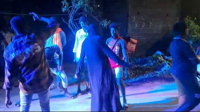ಗಣೇಶನ ಮೆರವಣಿಗೆಯಲ್ಲಿ ಬುರ್ಖಾ ಧರಿಸಿ ನೃತ್ಯ ಮಾಡಿದ ವಿಡಿಯೋ ವೈರಲ್ ಗಣೇಶನ ಮೆರವಣಿಗೆಯಲ್ಲಿ ಬುರ್ಖಾ ಧರಿಸಿ ನೃತ್ಯ ಮಾಡಿದ ವಿಡಿಯೋ ವೈರಲ್