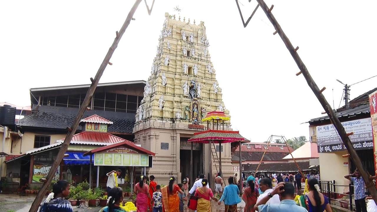 ಇಂದು ನಾಡಿನಲ್ಲೆಡೆ ಕೃಷ್ಣ ಜನ್ಮಾಷ್ಟಮಿಯನ್ನು ಆಚರಿಸಲಾಗುತ್ತಿದ್ದು, ಅದರಂತೆ ಉಡುಪಿಯ ಕೃಷ್ಣ ಮಠದಲ್ಲಿ ಕೃಷ್ಣ ಜನ್ಮಾಷ್ಟಮಿ ಹಿನ್ನಲೆ ಭಕ್ತ ಸಾಗರ ಹರಿದು ಬಂದಿದೆ.