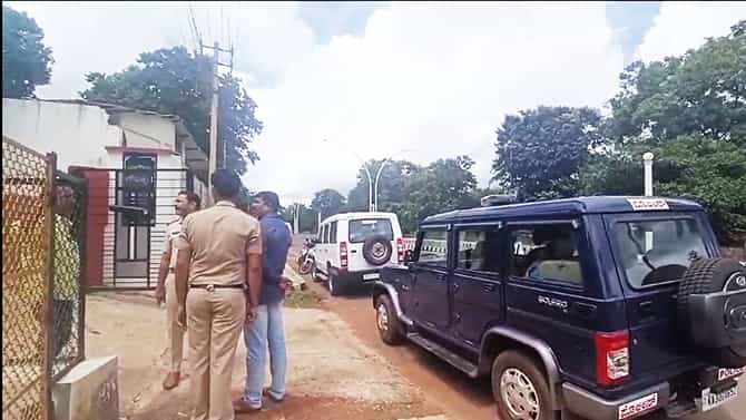 ನೀರು ಕೇಳುವ ನೆಪದಲ್ಲಿ ಮಾಜಿ ಸಂಸದರ ಪತ್ನಿಯ ಚಿನ್ನದ ಸರ ಎಗರಿಸಿದ ಕಳ್ಳ