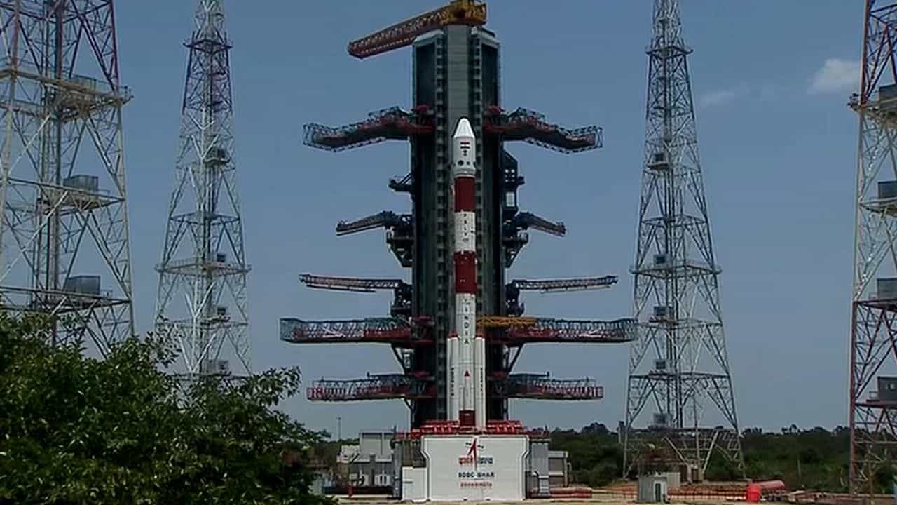 ಬಾಹ್ಯಾಕಾಶ ಕ್ಷೇತ್ರದಲ್ಲಿ ತನ್ನದೇ ಆದ ಛಾಪು ಮೂಡಿಸುತ್ತಿರುವ ಇಸ್ರೋ ಇಂದು ಮತ್ತೊಂದು ಮೈಲಿಗಲ್ಲು ಸ್ಥಾಪಿಸಿದೆ. ಚಂದ್ರಯಾನ 3ರ ಯಶಸ್ಸಿನ ಬಳಿಕ ಇಸ್ರೋ ಇದೀಗ ಯಶಸ್ವಿಯಾಗಿ ಸೂರ್ಯನತ್ತ ಆದಿತ್ಯ ಎಲ್1 ಹಾರಿಸಿದೆ. ಆಂಧ್ರಪ್ರದೇಶದ ಶ್ರೀಹರಿಕೋಟಾದಲ್ಲಿರುವ ಸತೀಶ್ ಧವನ್ ಬಾಹ್ಯಾಕಾಶ ಕೇಂದ್ರದಿಂದ ಆದಿತ್ಯ ಎಲ್ 1 ಯಶಸ್ವಿಯಾಗಿ ಹಾರಿದೆ.