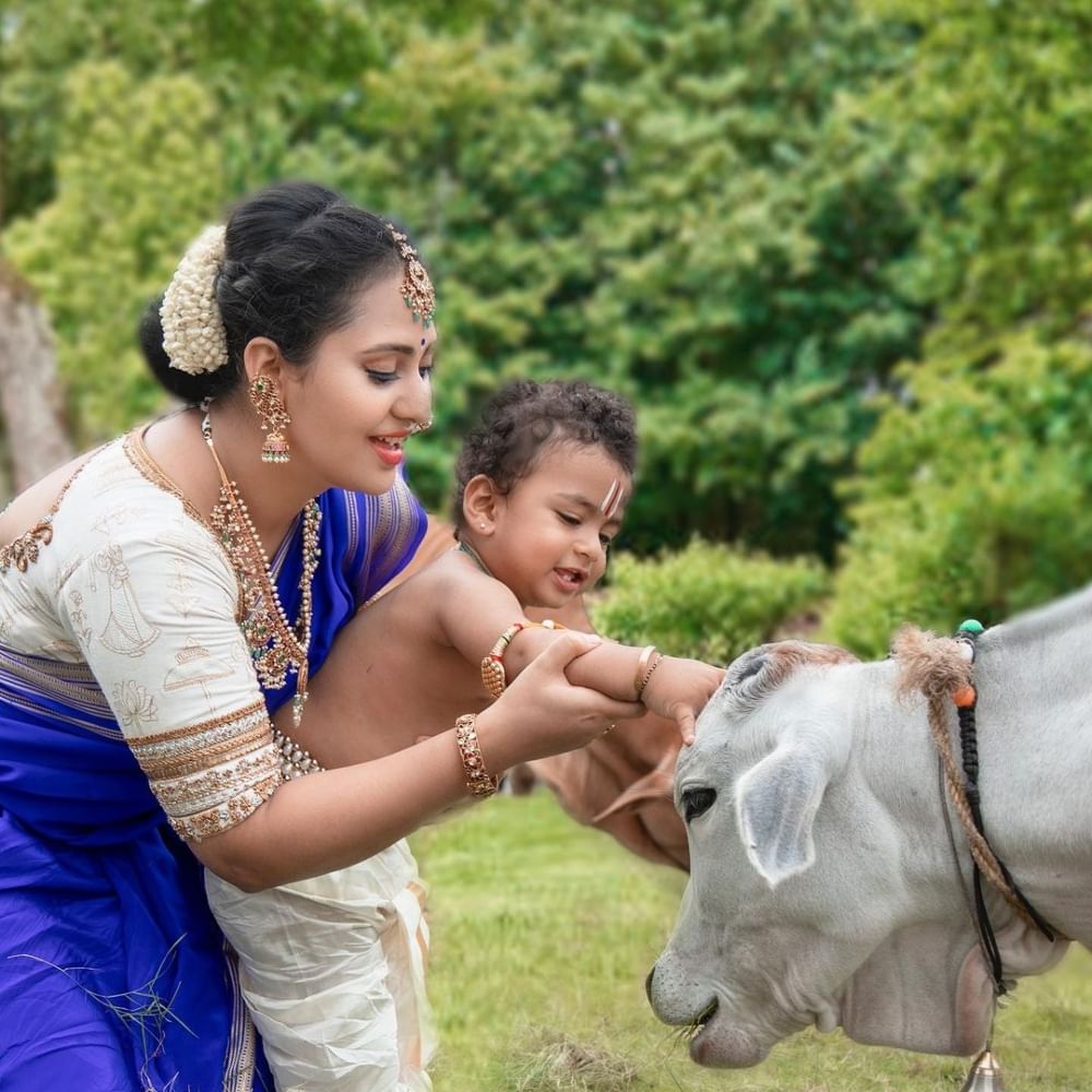 ಕನ್ನಡದಲ್ಲಿ ಅಮೂಲ್ಯ ಅವರು ಹಲವು ಸಿನಿಮಾಗಳಲ್ಲಿ ನಟಿಸಿದ್ದಾರೆ. ಮದುವೆ ಆದ ಬಳಿಕ ಅವರು ನಟನೆಯಿಂದ ದೂರ ಉಳಿದುಕೊಂಡಿದ್ದಾರೆ. ಮಕ್ಕಳ ಆರೈಕೆಯಲ್ಲಿ ಅಮೂಲ್ಯ ಅವರು ಬ್ಯುಸಿ ಆಗಿದ್ದಾರೆ. ಅವರು ನಟನೆಗೆ ಮರಳಲಿ ಎಂದು ಫ್ಯಾನ್ಸ್ ಕೋರುತ್ತಿದ್ದಾರೆ.