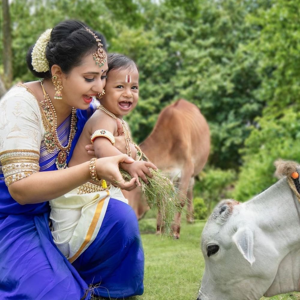 ಕೊಳಲು ಹಿಡಿದು ಅಥರ್ವ್ ಹಾಗೂ ಆಧವ್ ಕುಳಿತಿದ್ದಾರೆ. ಇವರ ಜೊತೆಗೆ ಅಮೂಲ್ಯ ಕೂಡ ಇದ್ದಾರೆ. ಗೋವಿನ ಜೊತೆಯೂ ಫೋಟೋಗಳಿವೆ. ಸದ್ಯ ಈ ಫೋಟೋಗೆ ಫ್ಯಾನ್ಸ್ ಕಡೆಯಿಂದ ಭರ್ಜರಿ ಲೈಕ್ಸ್ ಸಿಗುತ್ತಿದೆ.