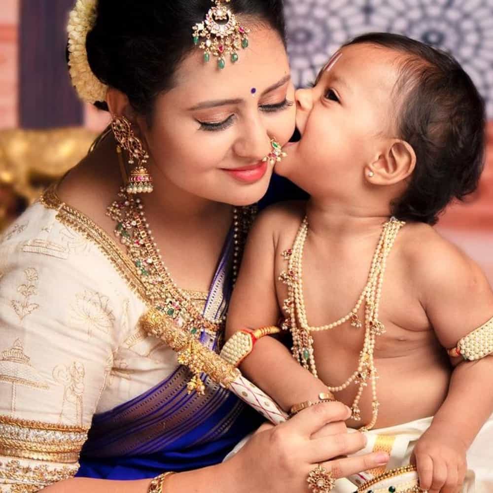 ನಟಿ ಅಮೂಲ್ಯ ಅವರು ನಟನೆಯಿಂದ ದೂರ ಉಳಿದುಕೊಂಡಿದ್ದಾರೆ. ಆದರೆ, ಅವರು ಸೋಶಿಯಲ್ ಮೀಡಿಯಾದಲ್ಲಿ ಆ್ಯಕ್ಟೀವ್ ಆಗಿದ್ದಾರೆ. ಆಗಾಗ ಅವರು ಅಭಿಮಾನಿಗಳಿಗಾಗಿ ಹೊಸ ಹೊಸ ಫೋಟೋ ಹಂಚಿಕೊಳ್ಳುತ್ತಾರೆ.