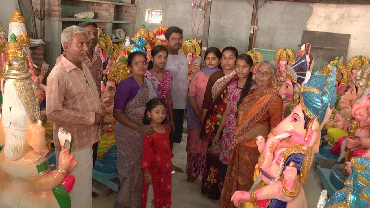 ಗ್ರಾಹಕರ ಅಭಿರುಚಿಗೆ ತಕ್ಕಂತೆ ಪರಿಸರ ಸ್ನೇಹಿ ಜೇಡಿ ಮಣ್ಣಿನ ಗಣಪ ತಯಾರಿಸುತ್ತಾರೆ ಈ ಕುಟುಂಬ ಗ್ರಾಹಕರ ಅಭಿರುಚಿಗೆ ತಕ್ಕಂತೆ ಪರಿಸರ ಸ್ನೇಹಿ ಜೇಡಿ ಮಣ್ಣಿನ ಗಣಪ ತಯಾರಿಸುತ್ತಾರೆ ಈ ಕುಟುಂಬ