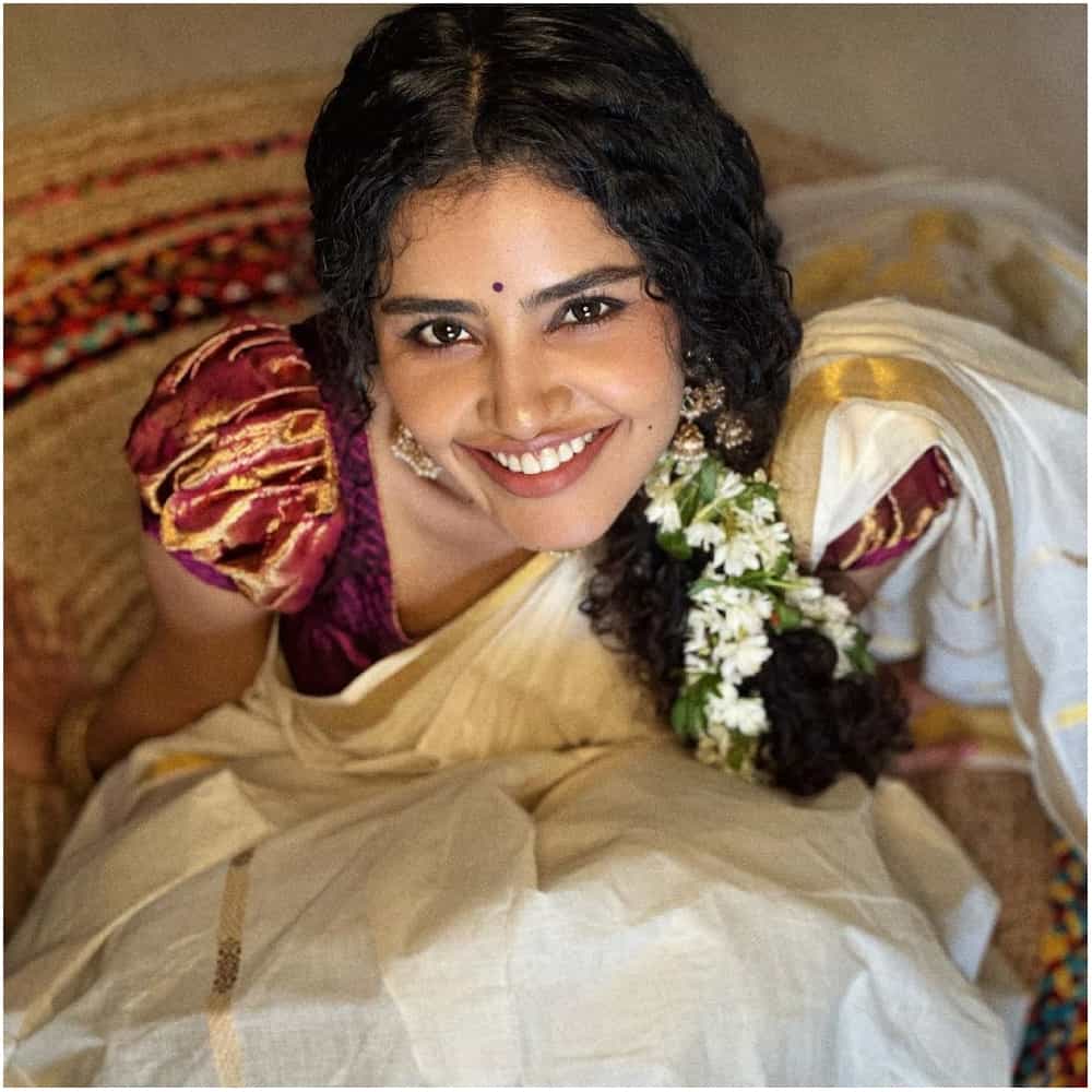 ನಟಿ ಅನುಪಮಾ ಪರಮೇಶ್ವರನ್, ಮಾಡರ್ನ್ ಉಡುಗೆಯಲ್ಲಿ ಮಾತ್ರವಲ್ಲ ಸೀರೆಯಲ್ಲೂ ಸುಂದರವಾಗಿ ಕಾಣ್ತಾರೆ.