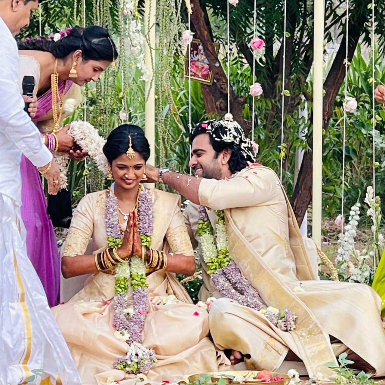 ‘ಪೋರ್ ತೊಳಿಲ್’ ಸಿನಿಮಾ ಮೂಲಕ ಜನಪ್ರಿಯತೆ ಹೆಚ್ಚಿಸಿಕೊಂಡ ಅಶೋಕ್ ಸೆಲ್ವನ್ ಅವರು ಕೀರ್ತಿ ಪಾಂಡಿಯನ್ ಜೊತೆ ವಿವಾಹ ಆಗಿದ್ದಾರೆ. ಬುಧವಾರ (ಸೆಪ್ಟೆಂಬರ್ 13) ತಮಿಳುನಾಡಿನ ತಿರುನಲ್ವೇಲಿಯಲ್ಲಿ ಈ ಮದುವೆ ನಡೆದಿದೆ.