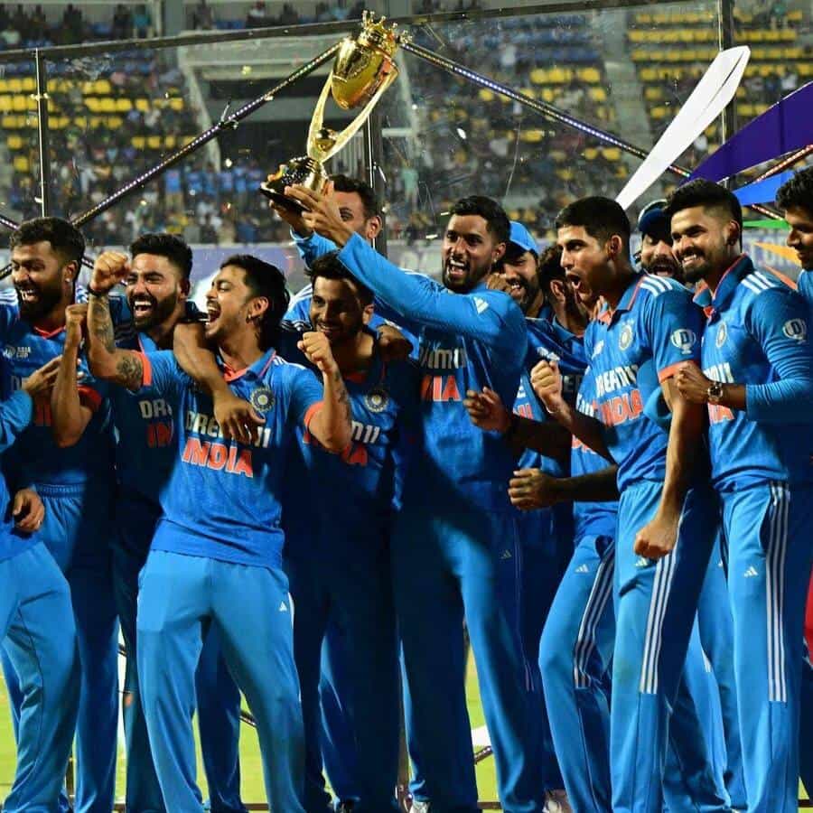 ಏಷ್ಯಾಕಪ್ 2023 ಫೈನಲ್ನಲ್ಲಿ ಊಹೆಗೂ ನಿಲುಕದ ರೀತಿ ಪ್ರದರ್ಶನ ತೋರಿದ ಭಾರತ ಕ್ರಿಕೆಟ್ ತಂಡ ಪ್ರಶಸ್ತಿ ಗೆದ್ದು ಬೀಗಿದೆ. ಕೊಲಂಬೊದ ಆರ್. ಪ್ರೇಮದಾ ಸ್ಟೇಡಿಯಂನಲ್ಲಿ ಆಯೋಜಿಸಿದ್ದ ಭಾರತ-ಶ್ರೀಲಂಕಾ ಫೈನಲ್ ಪಂದ್ಯ 2 ಗಂಟೆಗಳ ಒಳಗೆ ಮುಕ್ತಾಯಗೊಂಡಿತು. ಮೊಹಮ್ಮದ್ ಸಿರಾಜ್ 6 ವಿಕೆಟ್ ಕಿತ್ತು ಹೀರೋ ಆದರು.