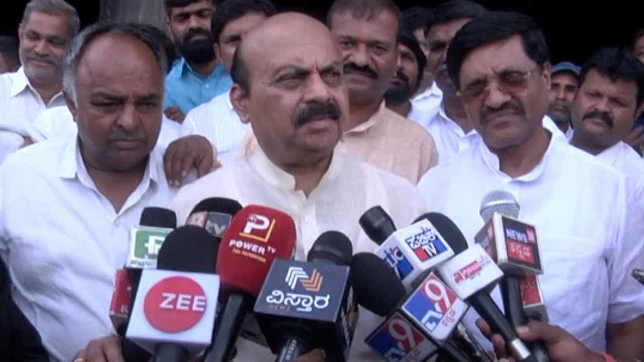 ಹಾವೇರಿಯಲ್ಲಿ ಪಟಾಕಿ ದುರಂತ: ಮೃತ ನಾಲ್ವರ ಕುಟುಂಬಗಳಿಗೆ 1 ಲಕ್ಷ ರೂ. ಪರಿಹಾರ ನೀಡಿದ ಮಾಜಿ ಸಿಎಂ ಬೊಮ್ಮಾಯಿ ಹಾವೇರಿಯಲ್ಲಿ ಪಟಾಕಿ ದುರಂತ: ಮೃತ ನಾಲ್ವರ ಕುಟುಂಬಗಳಿಗೆ 1 ಲಕ್ಷ ರೂ. ಪರಿಹಾರ ನೀಡಿದ ಮಾಜಿ ಸಿಎಂ ಬೊಮ್ಮಾಯಿ
