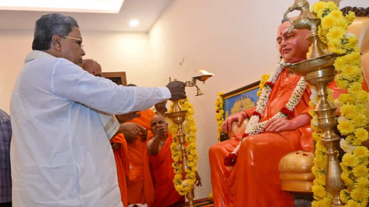 ಬಾಲಗಂಗಾಧರ ನಾಥ ಸ್ವಾಮೀಜಿ ನನ್ನನ್ನು ಬಿಟ್ಟರೆ ಬೇರೆ ಯಾವ ರಾಜಕಾರಣಿಯನ್ನು ಅಷ್ಟು ಇಷ್ಟಪಡುತ್ತಿರಲಿಲ್ಲ- ಸಿಎಂ ಸಿದ್ದರಾಮಯ್ಯ ಬಾಲಗಂಗಾಧರ ನಾಥ ಸ್ವಾಮೀಜಿ ನನ್ನನ್ನು ಬಿಟ್ಟರೆ ಬೇರೆ ಯಾವ ರಾಜಕಾರಣಿಯನ್ನು ಅಷ್ಟು ಇಷ್ಟಪಡುತ್ತಿರಲಿಲ್ಲ- ಸಿಎಂ ಸಿದ್ದರಾಮಯ್ಯ