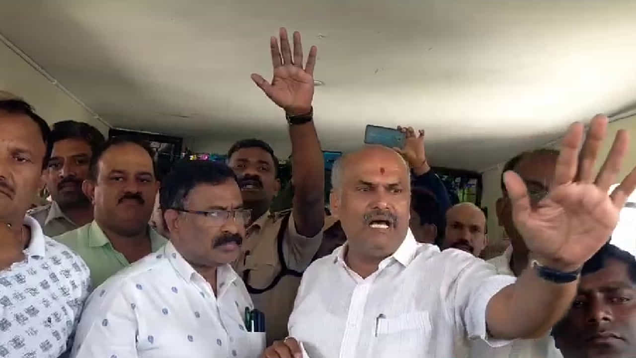 ವೈದ್ಯಾಧಿಕಾರಿಯನ್ನು ತರಾಟೆಗೆ ತೆಗೆದುಕೊಳ್ಳುವ ಭರದಲ್ಲಿ ಬೇಲೂರು ಶಾಸಕ ಸುರೇಶ್ರಿಂದ ಆಕ್ಷೇಪಾರ್ಹ ಪದ ಬಳಕೆ ಆರೋಪ, ಜನರ ಆಕ್ರೋಶ ವೈದ್ಯಾಧಿಕಾರಿಯನ್ನು ತರಾಟೆಗೆ ತೆಗೆದುಕೊಳ್ಳುವ ಭರದಲ್ಲಿ ಬೇಲೂರು ಶಾಸಕ ಸುರೇಶ್ರಿಂದ ಆಕ್ಷೇಪಾರ್ಹ ಪದ ಬಳಕೆ ಆರೋಪ, ಜನರ ಆಕ್ರೋಶ