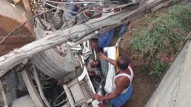 ಬೆಂಗಳೂರು-ಮೈಸೂರು ದಶಪಥ ಹೆದ್ದಾರಿಯಲ್ಲಿ ಅಪಘಾತ, ಪಲ್ಟಿಯಾದ ಕಂಟೇನರ್