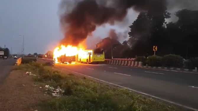 ಮಹಾರಾಷ್ಟ್ರ ಮರಾಠಾ ಮೀಸಲಾತಿ ಕಿಚ್ಚಿಗೆ ಕರ್ನಾಟಕ ಸಾರಿಗೆ ಬಸ್‌ಗೆ ಬೆಂಕಿ