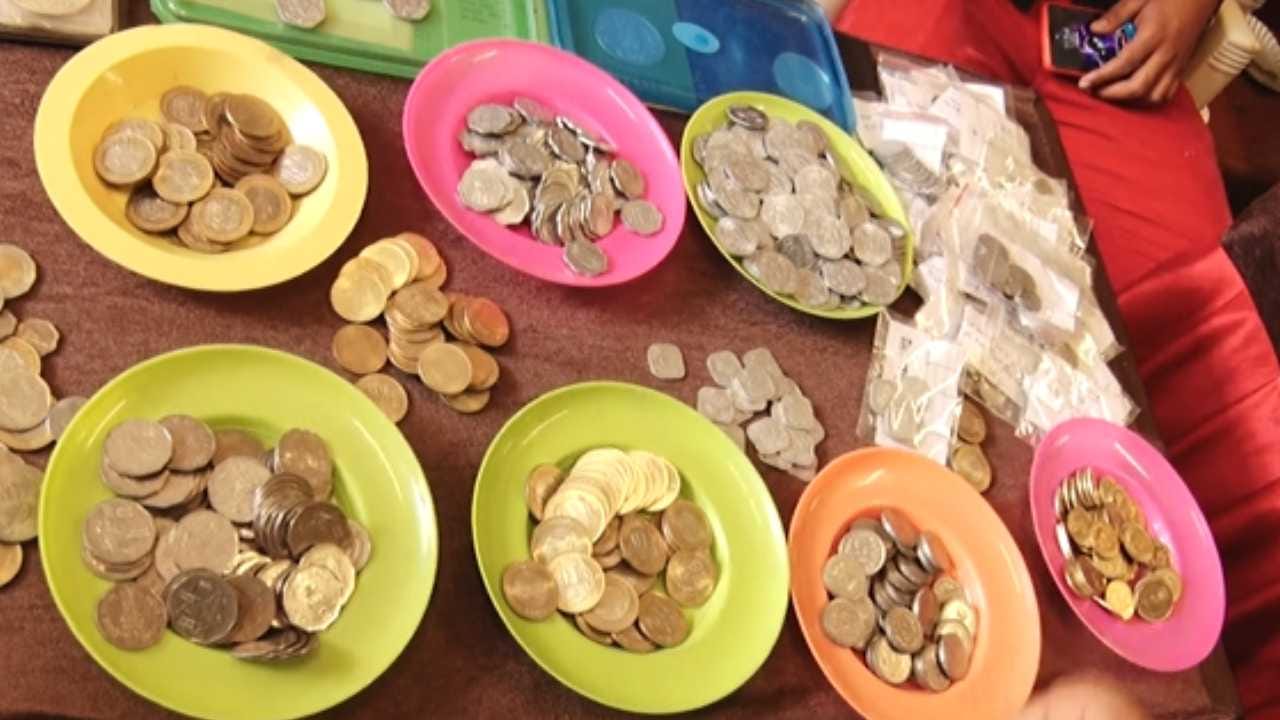 ಪ್ರದರ್ಶನ ಸಾಕಷ್ಟು ಆಕರ್ಷಕವಾಗಿತ್ತು. ರಾಜರ ಕಾಲದ ಚಿನ್ನದ ನಾಣ್ಯ, ಬೆಳ್ಳಿ ನಾಣ್ಯಗಳ ಪ್ರದರ್ಶನ,
ಒಂದು ರೂಪಾಯಿ, ಎರಡು ರೂಪಾಯಿ, ಐದು ರೂಪಾಯಿ ಹೊಸ ನೋಟುಗಳ ಬಂಡಲ್, ಭಿನ್ನ ವಿಭಿನ್ನವಾದ ಹಳೆಯ ನೋಟುಗಳು, 1 ಆಣೆ 2 ಆಣೆ ಐದು ಪೈಸೆ 10 ಪೈಸೆ ನಾಣ್ಯಗಳು ಎಲ್ಲರ ಗಮನ ಸೆಳೆದವು.