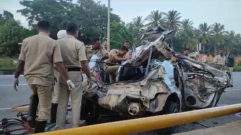 ನೆಲಮಂಗಲ: ರಾಷ್ಟ್ರೀಯ ಹೆದ್ದಾರಿಯ ಡಿವೈಡರ್ಗೆ ಕಾರು ಡಿಕ್ಕಿಯಾಗಿ ಮೂವರು ಸ್ಥಳದಲ್ಲೇ ಸಾವು