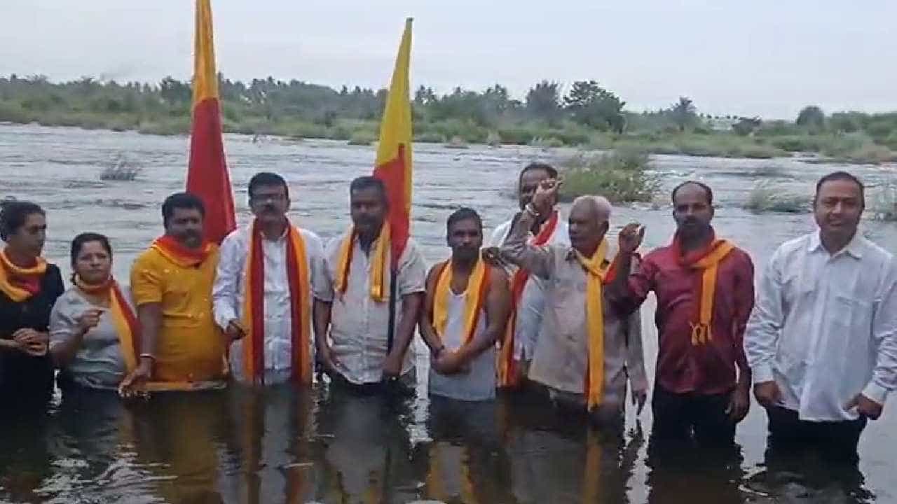 ತಮಿಳುನಾಡು ವಿರುದ್ಧ ಮಂಡ್ಯದಲ್ಲಿ ಭುಗಿಲೆದ್ದ ಕಾವೇರಿ ಕಿಚ್ಚು, ಕಾನೂನು ಹೋರಾಟಕ್ಕೆ ಮುಂದಾದ ರೈತರು ತಮಿಳುನಾಡು ವಿರುದ್ಧ ಮಂಡ್ಯದಲ್ಲಿ ಭುಗಿಲೆದ್ದ ಕಾವೇರಿ ಕಿಚ್ಚು, ಕಾನೂನು ಹೋರಾಟಕ್ಕೆ ಮುಂದಾದ ರೈತರು