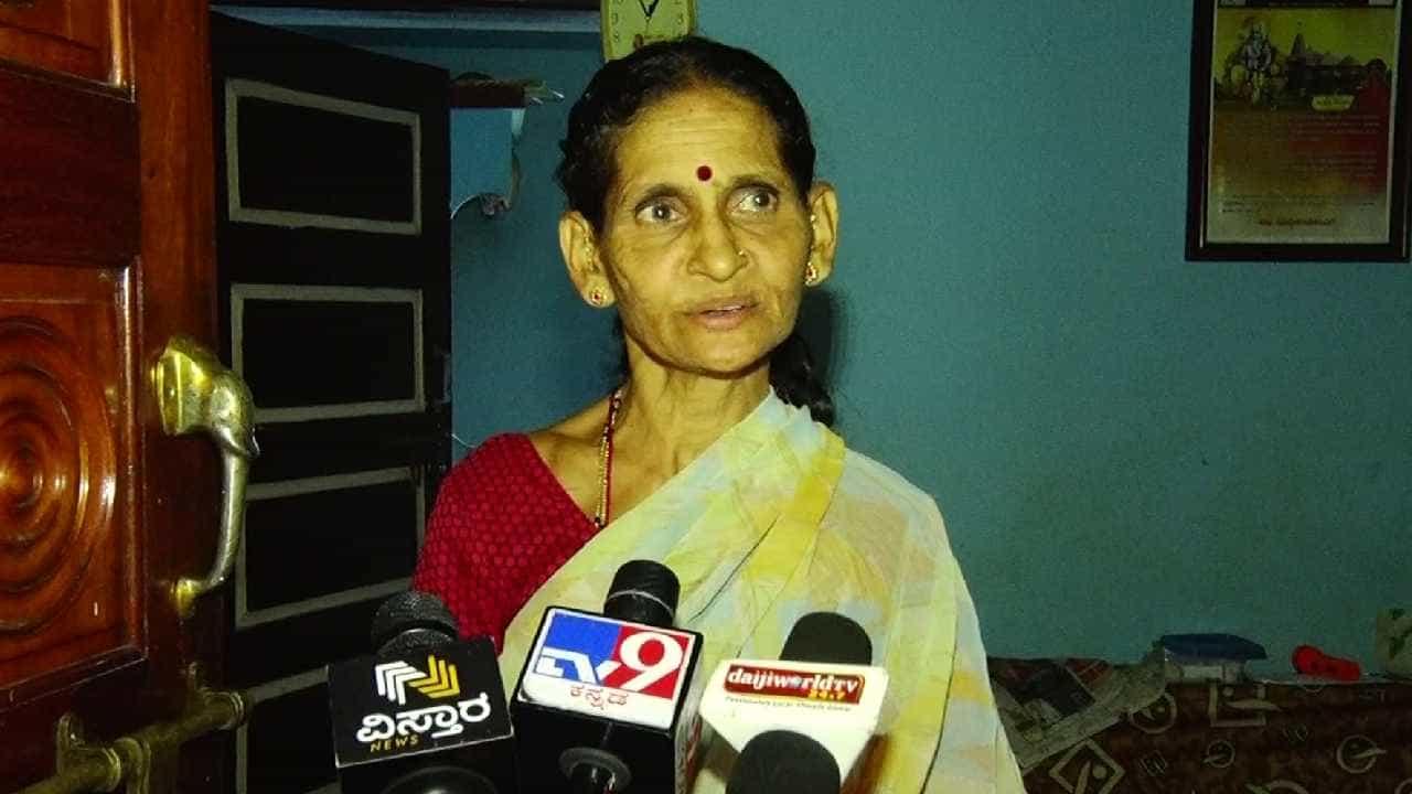 ನನ್ನ ಮಗಳು ಇನ್ನೊಬ್ಬರ ಮನಸಿಗೆ ನೋವು ಮಾಡುವವಳಲ್ಲ, ಯಾರೋ ಆಕೆಯನ್ನು ಮುಂದಿಟ್ಟುಕೊಂಡು ಈ ಕೆಲಸ ಮಾಡಿಸಿದ್ದಾರೆ -ಚೈತ್ರಾ ಕುಂದಾಪುರ ತಾಯಿ ನನ್ನ ಮಗಳು ಇನ್ನೊಬ್ಬರ ಮನಸಿಗೆ ನೋವು ಮಾಡುವವಳಲ್ಲ, ಯಾರೋ ಆಕೆಯನ್ನು ಮುಂದಿಟ್ಟುಕೊಂಡು ಈ ಕೆಲಸ ಮಾಡಿಸಿದ್ದಾರೆ -ಚೈತ್ರಾ ಕುಂದಾಪುರ ತಾಯಿ