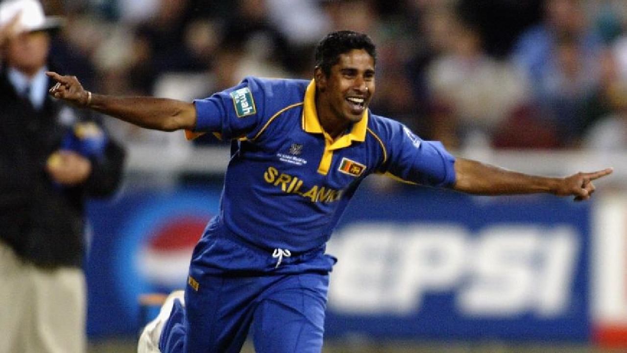 2003 ರಲ್ಲಿ ಶ್ರೀಲಂಕಾದ ಮಾಜಿ ವೇಗಿ ಚಾಮಿಂಡ ವಾಸ್ ಬಾಂಗ್ಲಾದೇಶ್ ವಿರುದ್ಧ ಕೇವಲ 16 ಎಸೆತಗಳಲ್ಲಿ 5 ವಿಕೆಟ್ ಕಬಳಿಸಿದ್ದರು. ಇದೀಗ ಈ ವಿಶ್ವ ದಾಖಲೆಯನ್ನು ಸಿರಾಜ್ ಸರಿಗಟ್ಟಿದ್ದಾರೆ.
