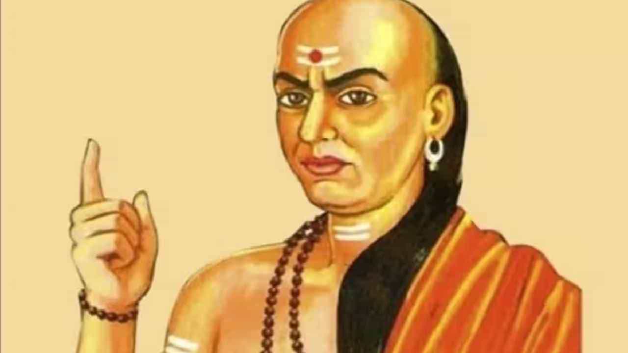 ಚಾಣಕ್ಯ ನೀತಿ: ತಪ್ಪಿಯೂ ಇತರರಿಗೆ ಹೇಳಬಾರದ ವಿಷಯಗಳು ಚಾಣಕ್ಯ ನೀತಿ: ತಪ್ಪಿಯೂ ಇತರರಿಗೆ ಹೇಳಬಾರದ ವಿಷಯಗಳು
