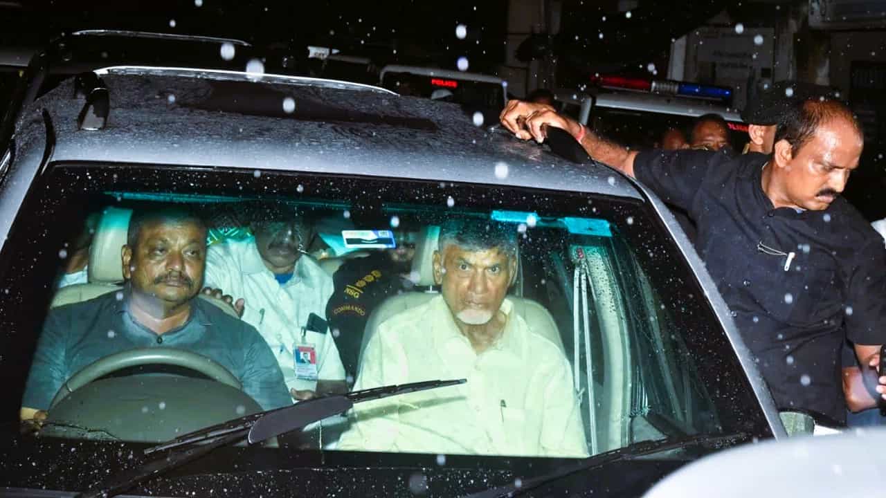 ಚಂದ್ರಬಾಬು ಅರೆಸ್ಟ್ ತಾಜಾ ಬೆಳವಣಿಗೆಗಳು: ಚಂದ್ರಬಾಬು ಜೀವಕ್ಕೆ ಅಪಾಯವಿದೆ ಎಂದ ಸುಪ್ರೀಂಕೋರ್ಟ್ ವಕೀಲ, ಸದ್ಯಕ್ಕಿಲ್ಲ ಜಾಮೀನು ಎಂದ ಕೋರ್ಟ್ ಚಂದ್ರಬಾಬು ಅರೆಸ್ಟ್ ತಾಜಾ ಬೆಳವಣಿಗೆಗಳು: ಚಂದ್ರಬಾಬು ಜೀವಕ್ಕೆ ಅಪಾಯವಿದೆ ಎಂದ ಸುಪ್ರೀಂಕೋರ್ಟ್ ವಕೀಲ, ಸದ್ಯಕ್ಕಿಲ್ಲ ಜಾಮೀನು ಎಂದ ಕೋರ್ಟ್