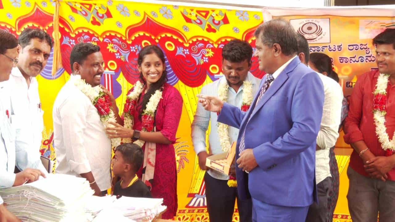ರಾಯಚೂರು ಲೋಕ ಅದಾಲತ್; ನ್ಯಾಯಾದೀಶರ ಎದುರು ಮತ್ತೆ ಒಂದಾದ 8 ಜೋಡಿ ರಾಯಚೂರು ಲೋಕ ಅದಾಲತ್; ನ್ಯಾಯಾದೀಶರ ಎದುರು ಮತ್ತೆ ಒಂದಾದ 8 ಜೋಡಿ