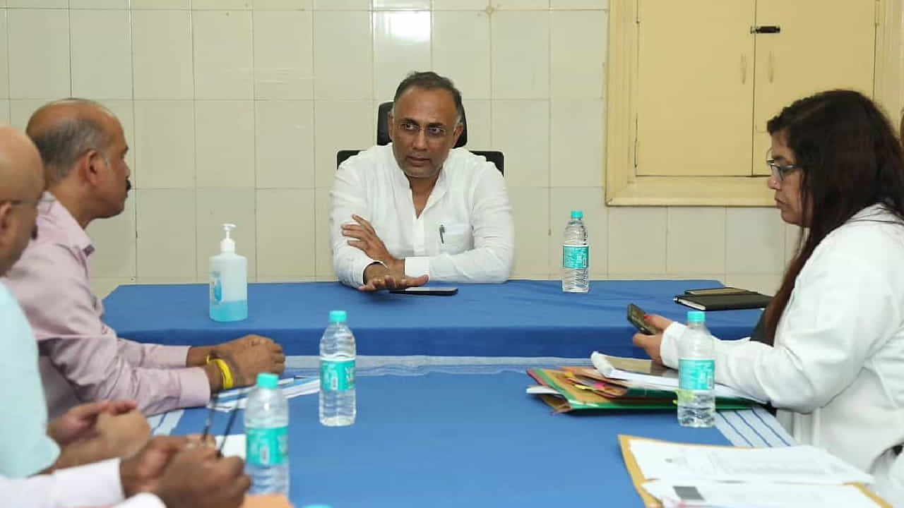 ಬೆಂಗಳೂರಿನಲ್ಲಿ ಹೆಚ್ಚಾದ ಡೆಂಗ್ಯೂ: ಆರೋಗ್ಯ ಅಧಿಕಾರಿಗಳ ಸಭೆ ಕರೆದು ಕ್ರಮಕ್ಕೆ ಸೂಚಿಸಿದ ಸಚಿವ ದಿನೇಶ್ ಗುಂಡೂರಾವ್ ಬೆಂಗಳೂರಿನಲ್ಲಿ ಹೆಚ್ಚಾದ ಡೆಂಗ್ಯೂ: ಆರೋಗ್ಯ ಅಧಿಕಾರಿಗಳ ಸಭೆ ಕರೆದು ಕ್ರಮಕ್ಕೆ ಸೂಚಿಸಿದ ಸಚಿವ ದಿನೇಶ್ ಗುಂಡೂರಾವ್