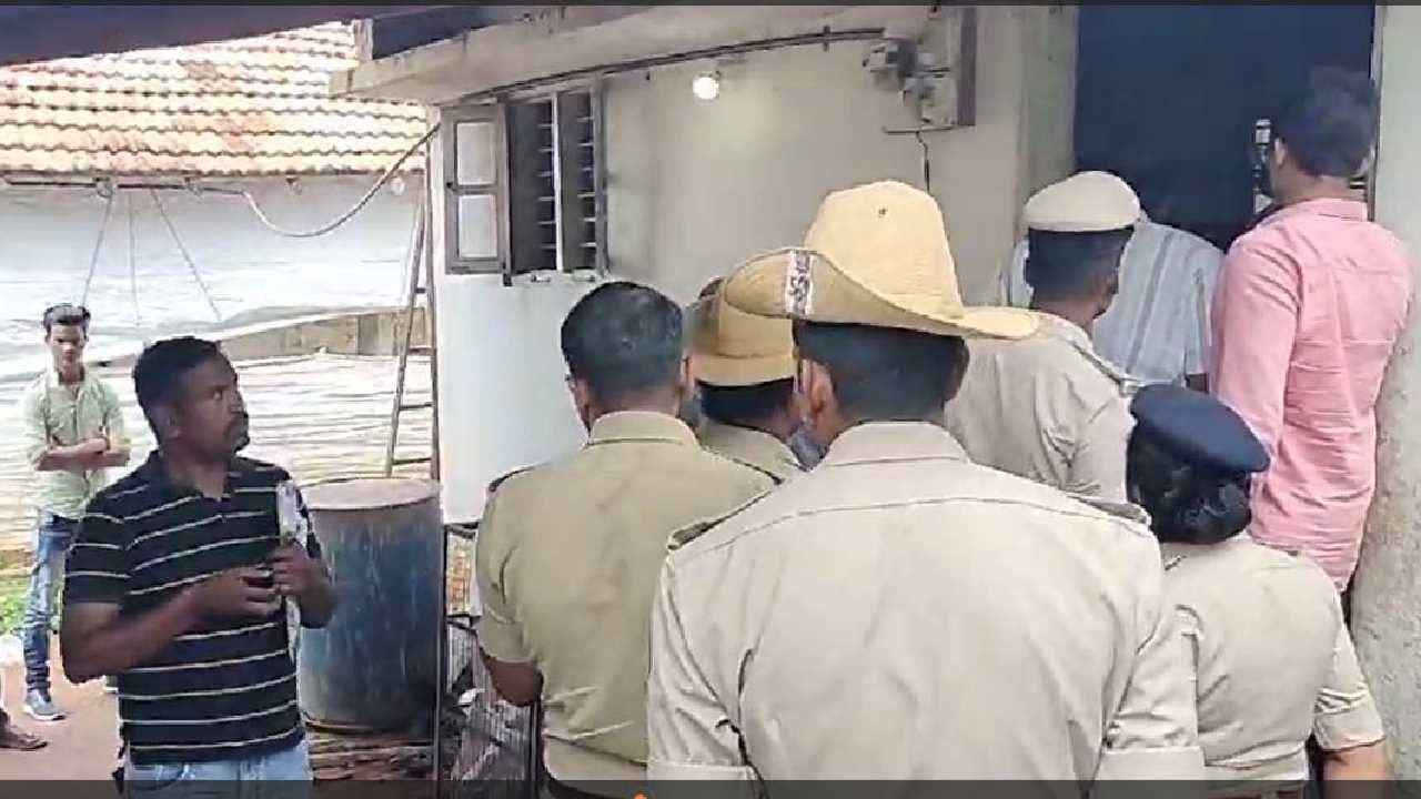 ದೊಡ್ಡಬಳ್ಳಾಪುರ: ಕೆಲಸ ಅರಸಿ ಬಂದ ಒಂದೇ ಕುಟುಂಬದ ನಾಲ್ವರು ಅನುಮಾನಾಸ್ಪದವಾಗಿ ಸಾವು ದೊಡ್ಡಬಳ್ಳಾಪುರ: ಕೆಲಸ ಅರಸಿ ಬಂದ ಒಂದೇ ಕುಟುಂಬದ ನಾಲ್ವರು ಅನುಮಾನಾಸ್ಪದವಾಗಿ ಸಾವು