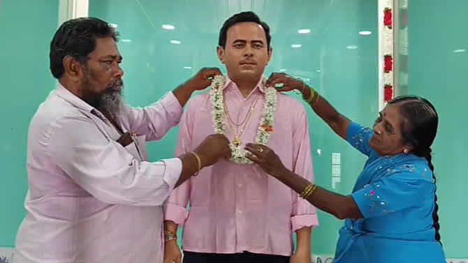 ಪುತ್ರಶೋಕಂ ನಿರಂತರಂ: ಸತ್ತ ಮಗನಿಗೆ ಮನೆಯಲ್ಲಿ ದೇವಸ್ಥಾನ ಕಟ್ಟಿದ ಪಾಲಕರು
