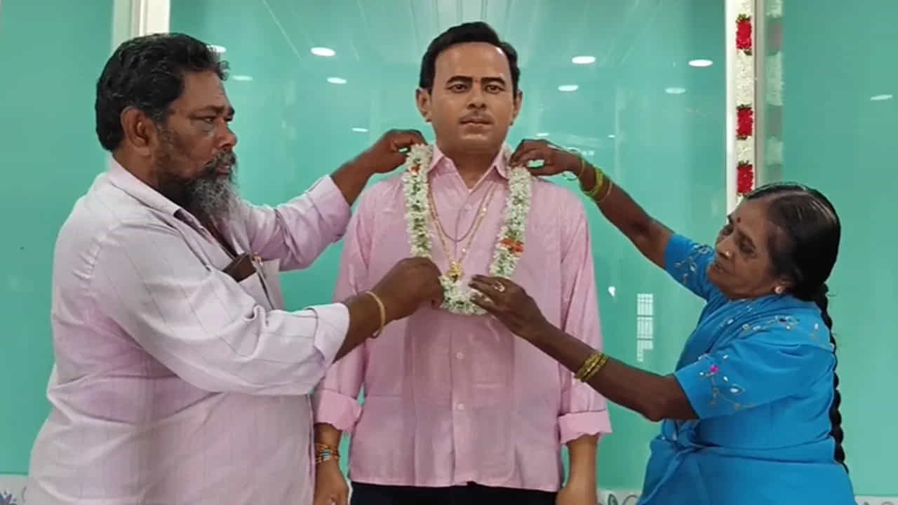 ಪುತ್ರಶೋಕಂ ನಿರಂತರಂ: ಸತ್ತ ಮಗನಿಗೆ ಮನೆಯಲ್ಲಿ ದೇವಸ್ಥಾನ ಕಟ್ಟಿದ ಪಾಲಕರು: ದಿನಾ ಪೂಜೆ ಸಲ್ಲಿಸಿ ಅದರಲ್ಲಿಯೇ ಮಗನ ಕಾಣುತ್ತಾರೆ ಪುತ್ರಶೋಕಂ ನಿರಂತರಂ: ಸತ್ತ ಮಗನಿಗೆ ಮನೆಯಲ್ಲಿ ದೇವಸ್ಥಾನ ಕಟ್ಟಿದ ಪಾಲಕರು: ದಿನಾ ಪೂಜೆ ಸಲ್ಲಿಸಿ ಅದರಲ್ಲಿಯೇ ಮಗನ ಕಾಣುತ್ತಾರೆ