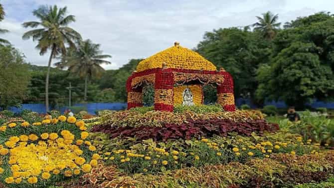 ಮೈಸೂರು ದಸರಾ ಪುಷ್ಪ ಪ್ರದರ್ಶನದಲ್ಲಿ ಬರೋಬ್ಬರಿ 85,000 ಹೂದಾನಿಗಳು