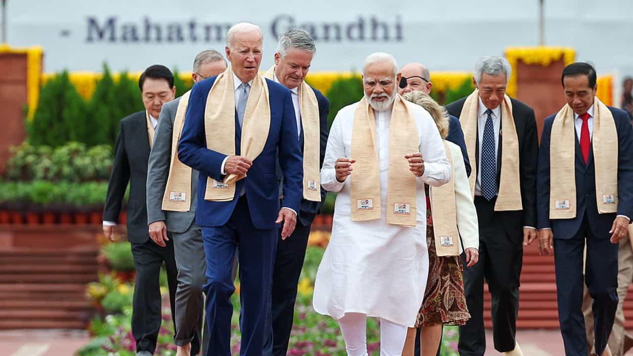 ಇಡೀ ಜಗತ್ತೇ ಭಾರತದತ್ತ ನೋಡುವಂತೆ ಮಾಡಿದ 18ನೇ ಜಿ-20 ಶೃಂಗಸಭೆಗೆ ಭಾರತ ಸಾಕ್ಷಿಯಾಗಿತ್ತು.ದೆಹಲಿಯಲ್ಲಿ ನಡೆದ ಈ ಸಭೆಯಲ್ಲಿ ವಿಶ್ವದ ಜಿ-20 ನಾಯಕರು ಭಾಗವಹಿಸಿದರು. ಈ ಸಭೆಯಲ್ಲಿ ಅನೇಕ ವಿಚಾರಗಳು ಚರ್ಚೆ ನಡೆದಿದೆ. ಇದರ ಜತೆಗೆ ಭಾರತ ಪರಂಪರೆಯನ್ನು ತಿಳಿಸುವ ಕೆಲಸಗಳು ಕೂಡ ನಡೆದಿದೆ. ಇನ್ನು ಜಿ-20 ಶೃಂಗಸಭೆಯಲ್ಲಿ ಭಾಗವಹಿಸಿದ ವಿಶ್ವ ನಾಯಕರುಗಳಿಗೆ ಭಾರತದ ಸಾಂಸ್ಕೃತಿಯನ್ನು ಸಾರುವ ವಸ್ತುಗಳನ್ನು ಉಡುಗೊರೆಯಾಗಿ ನೀಡಲಾಗಿದೆ, ಅವುಗಳು ಇಲ್ಲಿದೆ ನೋಡಿ.