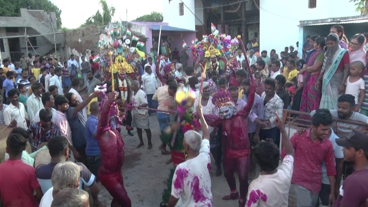 ಗದಗದ ನರೇಗಲ್ ಪಟ್ಟಣದಲ್ಲೊಂದು ಐತಿಹಾಸಿಕ ಆಚರಣೆ; ರಾಕ್ಷಸರ, ಕಾಳಿಕಾದೇವಿ ನಡುವೆ ಇಲ್ಲಿ ನಡೆಯುತ್ತೆ ಭೀಕರ ಕಾಳಗ ಗದಗದ ನರೇಗಲ್ ಪಟ್ಟಣದಲ್ಲೊಂದು ಐತಿಹಾಸಿಕ ಆಚರಣೆ; ರಾಕ್ಷಸರ, ಕಾಳಿಕಾದೇವಿ ನಡುವೆ ಇಲ್ಲಿ ನಡೆಯುತ್ತೆ ಭೀಕರ ಕಾಳಗ