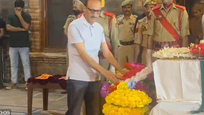 ಕಾಶ್ಮೀರ: ಹುತಾತ್ಮ ಡಿಎಸ್‌ಪಿ ಹುಮಾಯೂನ್ ಭಟ್​​ಗೆ ಅಪ್ಪನ ಅಂತಿಮ ನಮನ