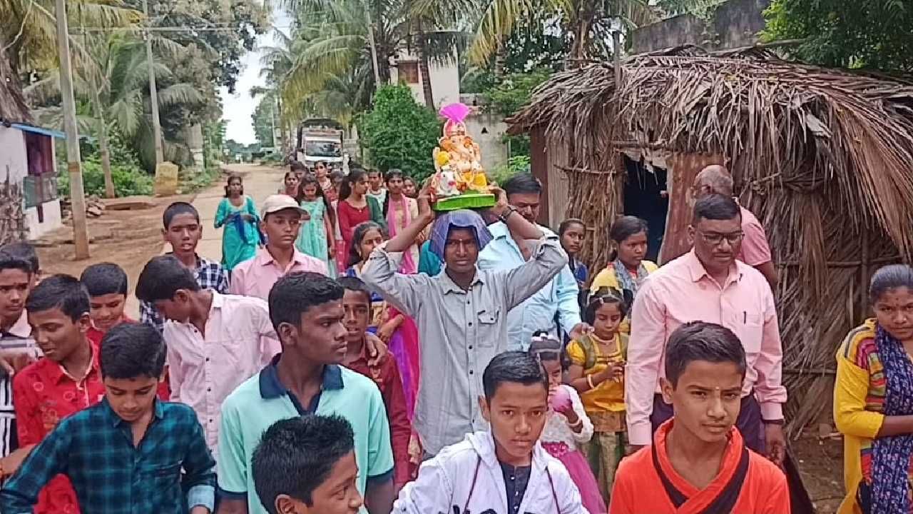 ಆಡಳಿತ ಮಂಡಳಿ ಮತ್ತು ವಿದ್ಯಾರ್ಥಿಗಳು ಒಟ್ಟಾಗಿ ಪಟಾಕಿ ಹಚ್ಚದೆ ಗಣಪತಿಯನ್ನು ತಂದು ಶಾಲೆಯಲ್ಲಿ ಪ್ರತಿಷ್ಠಾಪಿಸಿದ್ದಾರೆ.  