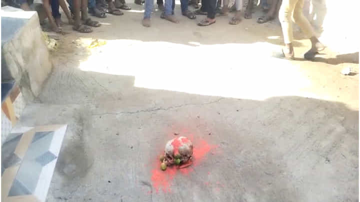 ಗೋಕಾಕ್: ಗುರುವಾರ ಮಧ್ಯರಾತ್ರಿ ಅಮವಾಸ್ಯೆ ಹಿನ್ನೆಲೆ ಮನೆ ಮುಂದೆ ಭಯಾನಕ ಮಾಟಮಂತ್ರ! ಗೋಕಾಕ್: ಗುರುವಾರ ಮಧ್ಯರಾತ್ರಿ ಅಮವಾಸ್ಯೆ ಹಿನ್ನೆಲೆ ಮನೆ ಮುಂದೆ ಭಯಾನಕ ಮಾಟಮಂತ್ರ!