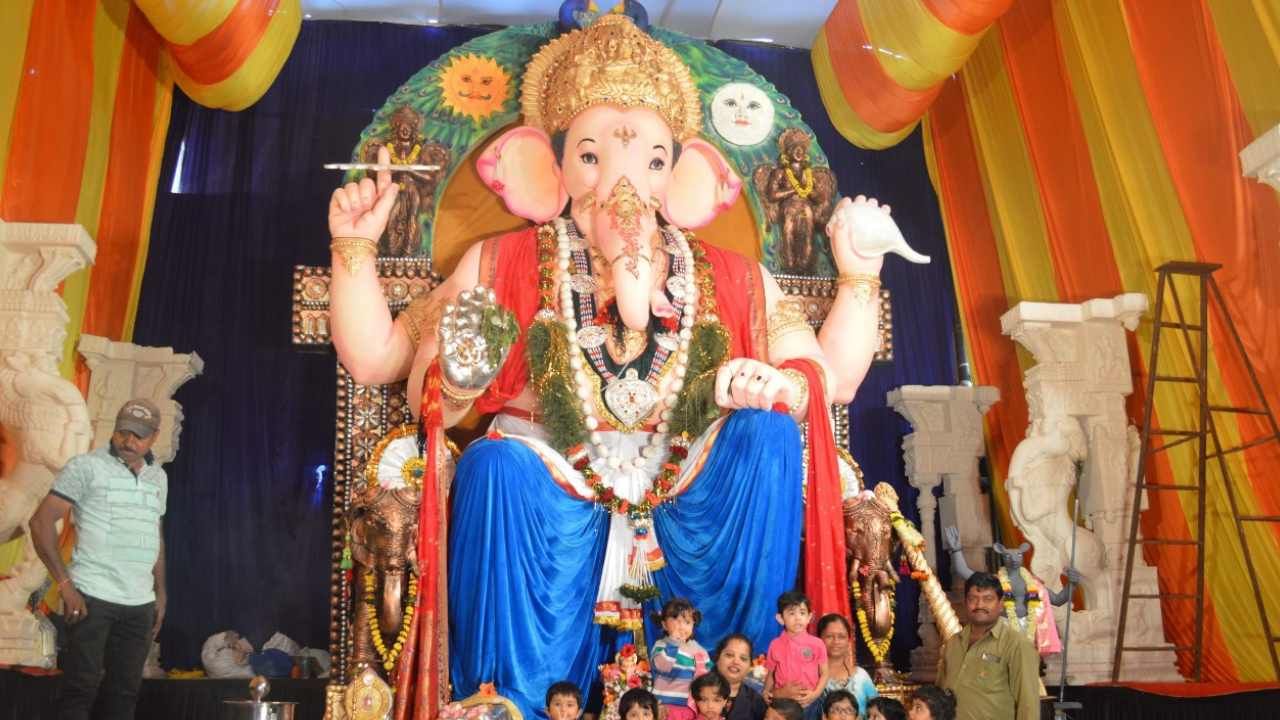 Hubli News clay from West Bengal make giant Ganpati idol special hubli ka maharaja hubli ka raja ganpati