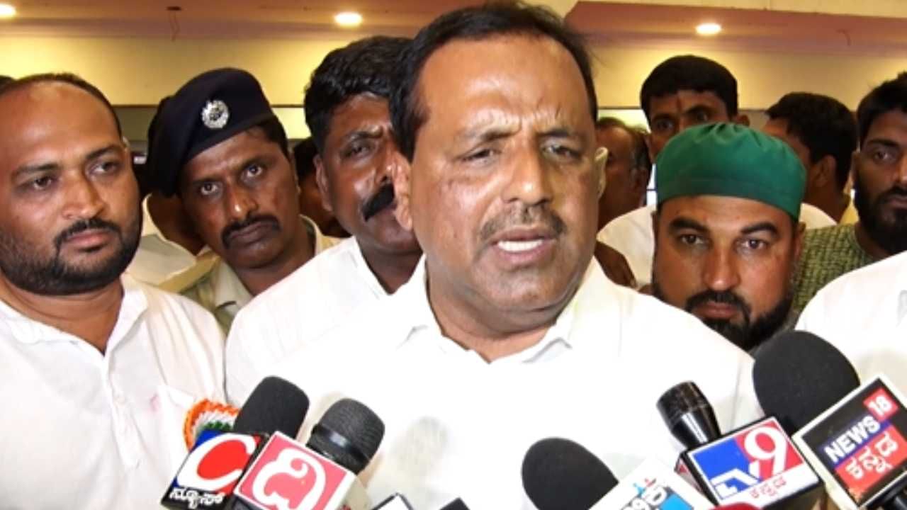 ಇಂಡಿಯಾ-ಭಾರತ ಎರಡು ಒಂದೇ ತಾನೆ? ಪರೋಕ್ಷವಾಗಿ ಕೇಂದ್ರ ಸರ್ಕಾರದ ವಿರುದ್ದ ಬೇಸರ ವ್ಯಕ್ತಪಡಿಸಿದ ಸ್ಪೀಕರ್ ಯುಟಿ ಖಾದರ್ ಇಂಡಿಯಾ-ಭಾರತ ಎರಡು ಒಂದೇ ತಾನೆ? ಪರೋಕ್ಷವಾಗಿ ಕೇಂದ್ರ ಸರ್ಕಾರದ ವಿರುದ್ದ ಬೇಸರ ವ್ಯಕ್ತಪಡಿಸಿದ ಸ್ಪೀಕರ್ ಯುಟಿ ಖಾದರ್