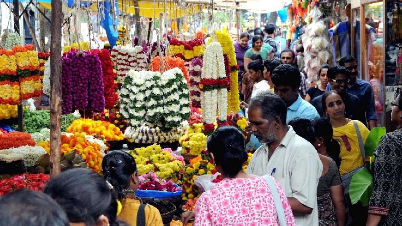 ಬೆಂಗಳೂರು: ಗೌರಿ-ಗಣೇಶ ಹಬ್ಬಕ್ಕೆ ಖರೀದಿ ಭರಾಟೆ ಜೋರು, ಗಗನಕ್ಕೆ ಏರಿದ ಹೂವು-ಹಣ್ಣು ಬೆಲೆ