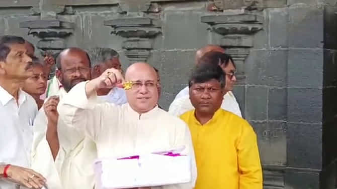 ತಿರುಪತಿ ತಿಮ್ಮಪ್ಪನಿಗೆ ಚಿನ್ನದ ಕಮಲದ ಹೂಗಳ ದಾನ ಮಾಡಿದ ಭಕ್ತ!