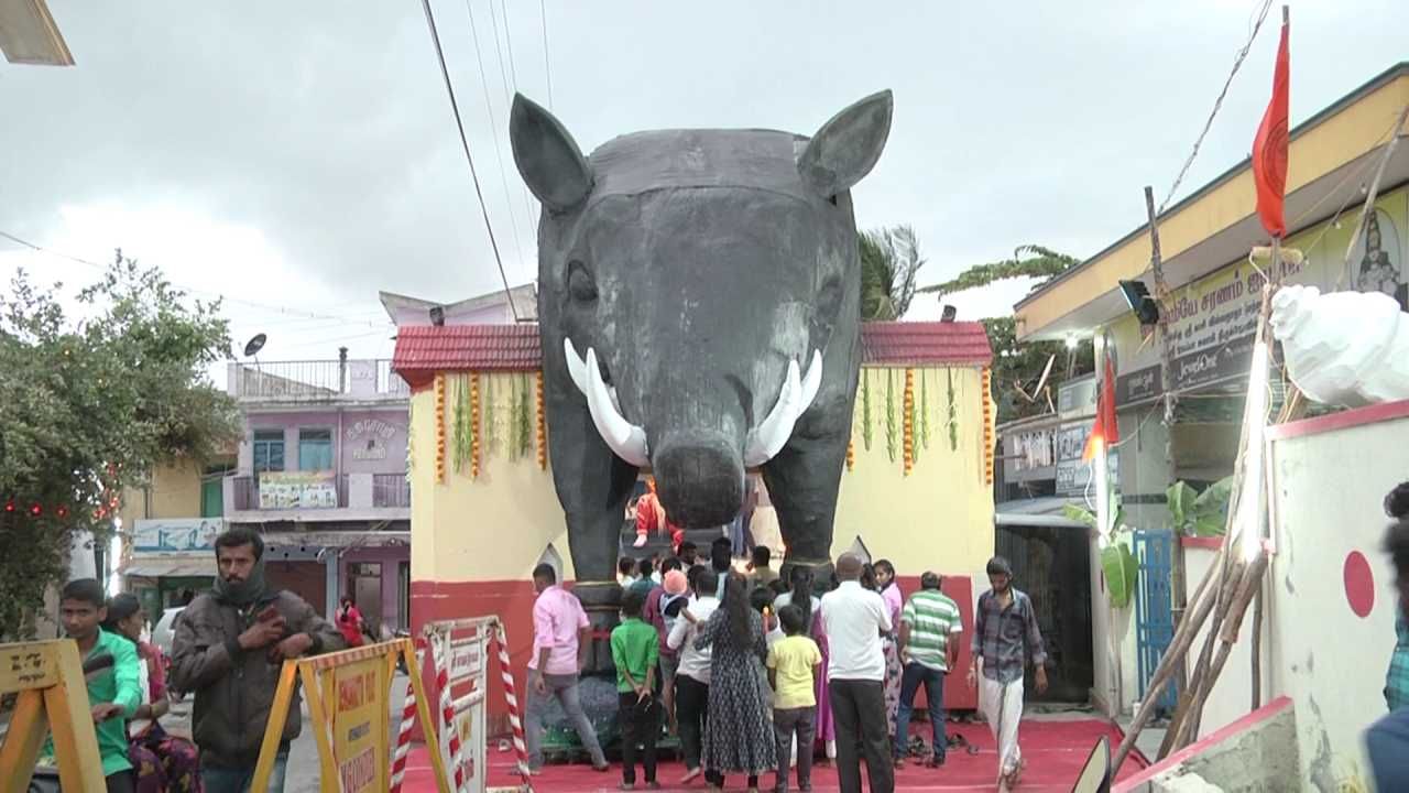 ಕಾಂತಾರಾ ಚಿತ್ರದಿಂದ ಪ್ರೆರೇಪಣೆಗೊಂಡು ಆನೆಕಲ್​ನಲ್ಲಿ  ಕಾಂತಾರ ಸೆಟ್​ ನಿರ್ಮಿಸಿ, ಗಣೇಶ ಮೂರ್ತಿಯನ್ನ ಪ್ರತಿಷ್ಠಾಪನೆ ಮಾಡಲಾಗಿದೆ.