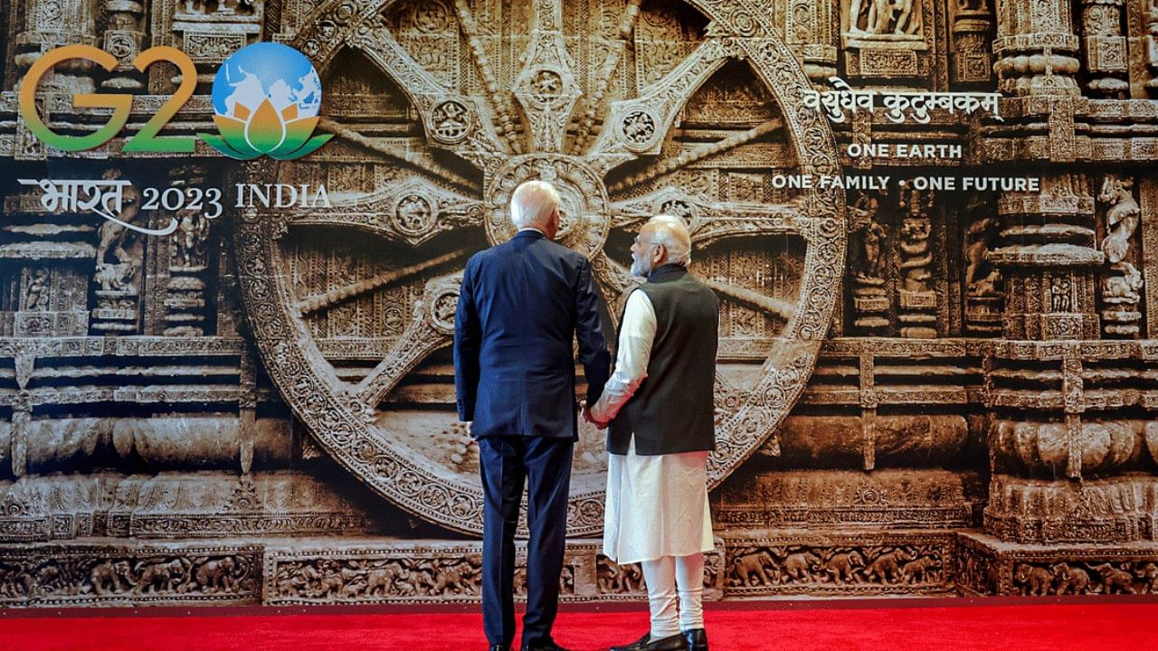 ಜಿ20 ಶೃಂಗಸಭೆ; ಗಣ್ಯರ ಸ್ವಾಗತ ವೇಳೆ ಗಮನ ಸೆಳೆದ ಕೋನಾರ್ಕ್ ಚಕ್ರ, ಬೈಡನ್ಗೆ ಮಹತ್ವ ವಿವರಿಸಿದ ಮೋದಿ ಜಿ20 ಶೃಂಗಸಭೆ; ಗಣ್ಯರ ಸ್ವಾಗತ ವೇಳೆ ಗಮನ ಸೆಳೆದ ಕೋನಾರ್ಕ್ ಚಕ್ರ, ಬೈಡನ್ಗೆ ಮಹತ್ವ ವಿವರಿಸಿದ ಮೋದಿ