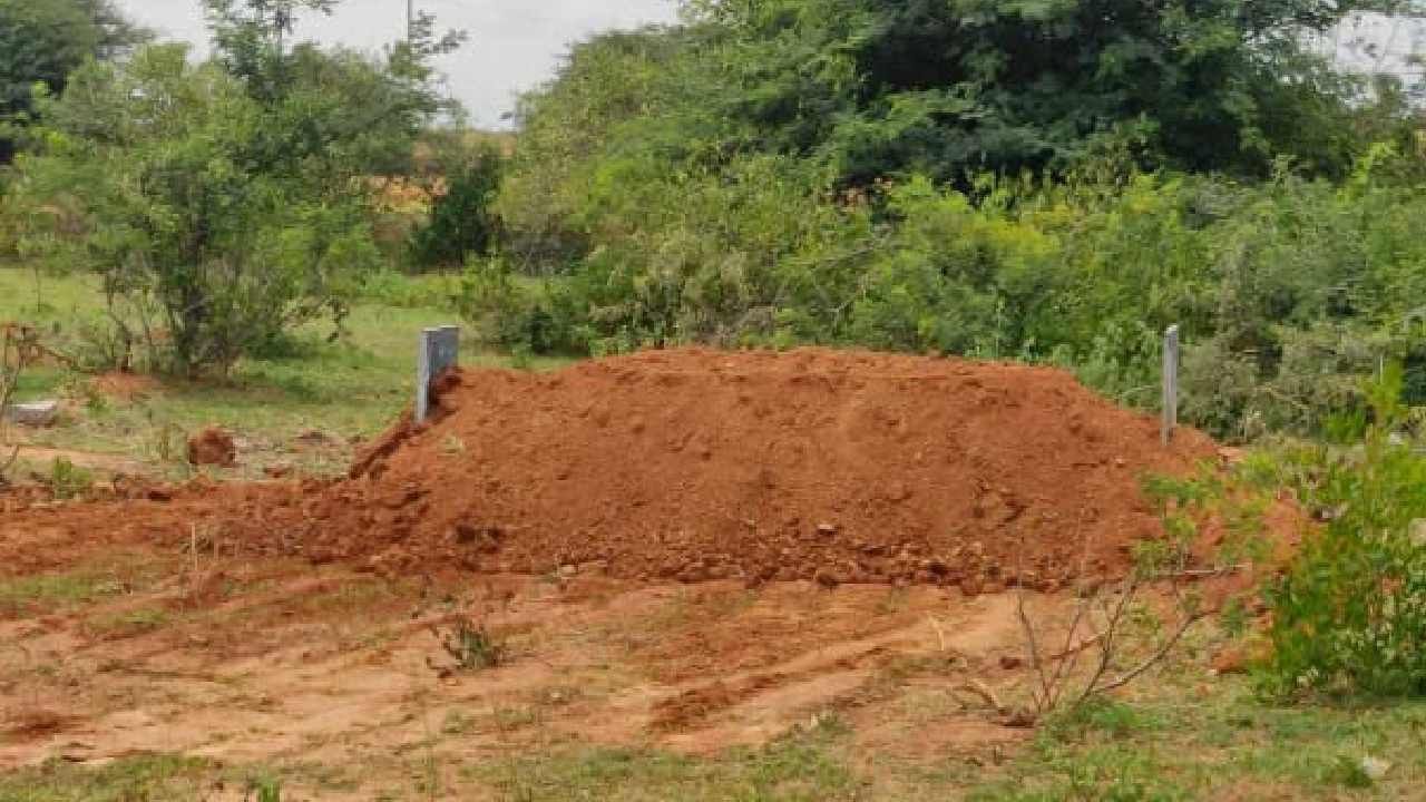 ಮಳೆಗಾಗಿ ಮರು ಅಂತಿಮ ಸಂಸ್ಕಾರ; ಕೊಪ್ಪಳದ ದನಕನಗೊಡ್ಡಿ ಗ್ರಾಮದಲ್ಲಿ  ಹೂತ್ತಿದ್ದ ಮಹಿಳೆ ಹೆಣವನ್ನು ಹೊರ ತೆಗೆದು ಸುಟ್ಟ ಜನ