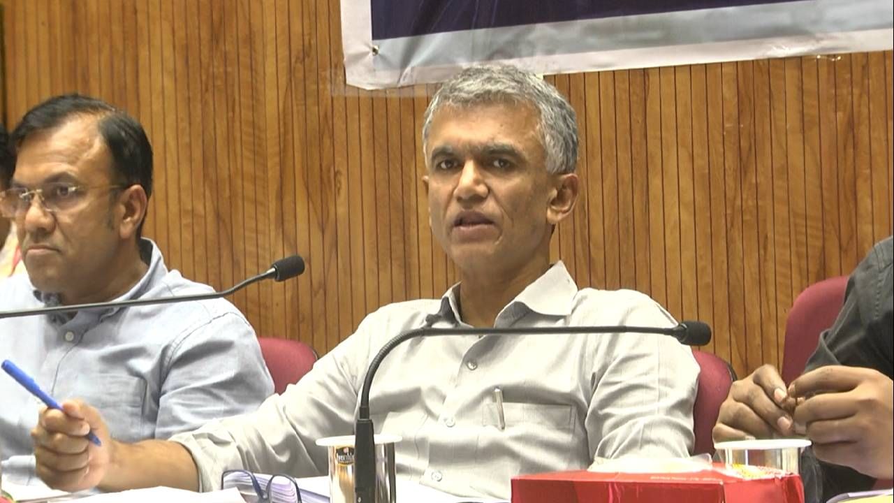 ಧಾರವಾಡ: ಒಳ್ಳೆ ಕೆಲಸಕ್ಕೆ ಪ್ರಶಸ್ತಿ, ತಪ್ಪು ಮಾಡಿದ್ರೆ ಅಮಾನತು; ಅಧಿಕಾರಿಗಳಿಗೆ ಖಡಕ್ ಎಚ್ಚರಿಕೆ ಕೊಟ್ಟ ಕಂದಾಯ ಸಚಿವ ಕೃಷ್ಣಬೈರೆಗೌಡ ಧಾರವಾಡ: ಒಳ್ಳೆ ಕೆಲಸಕ್ಕೆ ಪ್ರಶಸ್ತಿ, ತಪ್ಪು ಮಾಡಿದ್ರೆ ಅಮಾನತು; ಅಧಿಕಾರಿಗಳಿಗೆ ಖಡಕ್ ಎಚ್ಚರಿಕೆ ಕೊಟ್ಟ ಕಂದಾಯ ಸಚಿವ ಕೃಷ್ಣಬೈರೆಗೌಡ