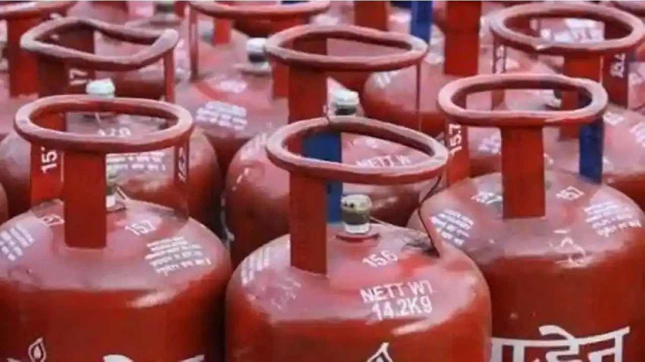 LPG Cylinder Price: ವಾಣಿಜ್ಯ ಬಳಕೆಯ ಎಲ್​ಪಿಜಿ ಸಿಲಿಂಡರ್ ಬೆಲೆಯಲ್ಲಿ ಭಾರಿ ಇಳಿಕೆ