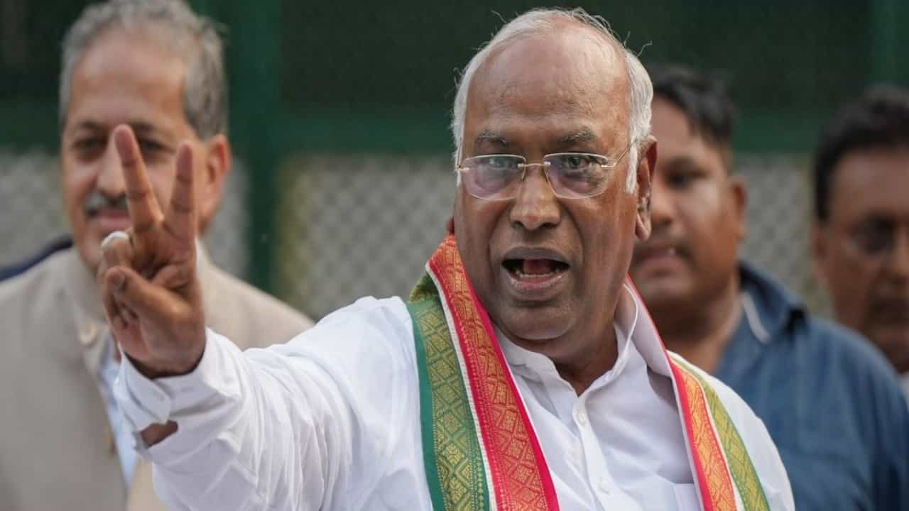 ಬಿಎಸ್ಪಿ ಭದ್ರಕೋಟೆ ಮೇಲೆ ಕಣ್ಣಿಟ್ಟ ಕಾಂಗ್ರೆಸ್; ಕಾನ್ಶಿರಾಂ ಸ್ಪರ್ಧಿಸಿದ್ದ ಕ್ಷೇತ್ರದಿಂದ ಖರ್ಗೆ ಅವರನ್ನು ಕಣಕ್ಕಿಳಿಸಲು ಸಿದ್ಧತೆ? ಬಿಎಸ್ಪಿ ಭದ್ರಕೋಟೆ ಮೇಲೆ ಕಣ್ಣಿಟ್ಟ ಕಾಂಗ್ರೆಸ್; ಕಾನ್ಶಿರಾಂ ಸ್ಪರ್ಧಿಸಿದ್ದ ಕ್ಷೇತ್ರದಿಂದ ಖರ್ಗೆ ಅವರನ್ನು ಕಣಕ್ಕಿಳಿಸಲು ಸಿದ್ಧತೆ?