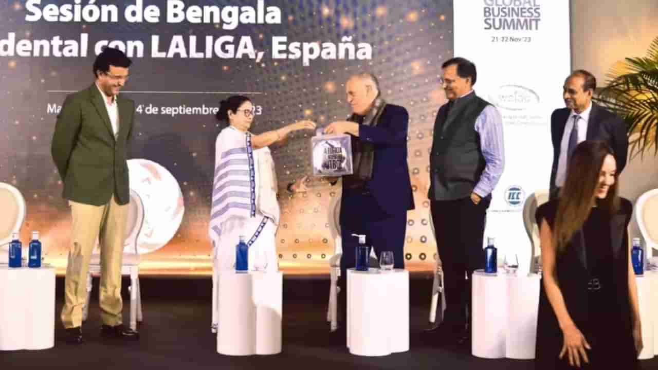 ಪ. ಬಂಗಾಳದಲ್ಲಿ ಫುಟ್ಬಾಲ್ ಅಕಾಡೆಮಿ: ಸ್ಪೇನ್ ಪ್ರವಾಸದಲ್ಲಿ ಲಾ ಲಿಗಾ ಅಧಿಕಾರಿಗಳನ್ನು ಭೇಟಿಯಾದ ಮಮತಾ ಬ್ಯಾನರ್ಜಿ