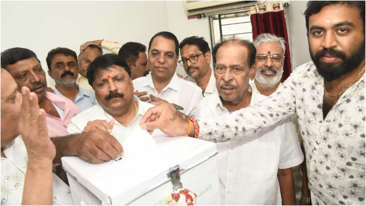 ಚಲನಚಿತ್ರ ವಾಣಿಜ್ಯ ಮಂಡಳಿ ಚುನಾವಣೆ: ಅಧ್ಯಕ್ಷ ಸ್ಥಾನಕ್ಕೆ ಎನ್ಎಂ ಸುರೇಶ್ ನಾಮಪತ್ರ, ಸಾರಾ ಗೋವಿಂದು ಬೆಂಬಲ ಚಲನಚಿತ್ರ ವಾಣಿಜ್ಯ ಮಂಡಳಿ ಚುನಾವಣೆ: ಅಧ್ಯಕ್ಷ ಸ್ಥಾನಕ್ಕೆ ಎನ್ಎಂ ಸುರೇಶ್ ನಾಮಪತ್ರ, ಸಾರಾ ಗೋವಿಂದು ಬೆಂಬಲ